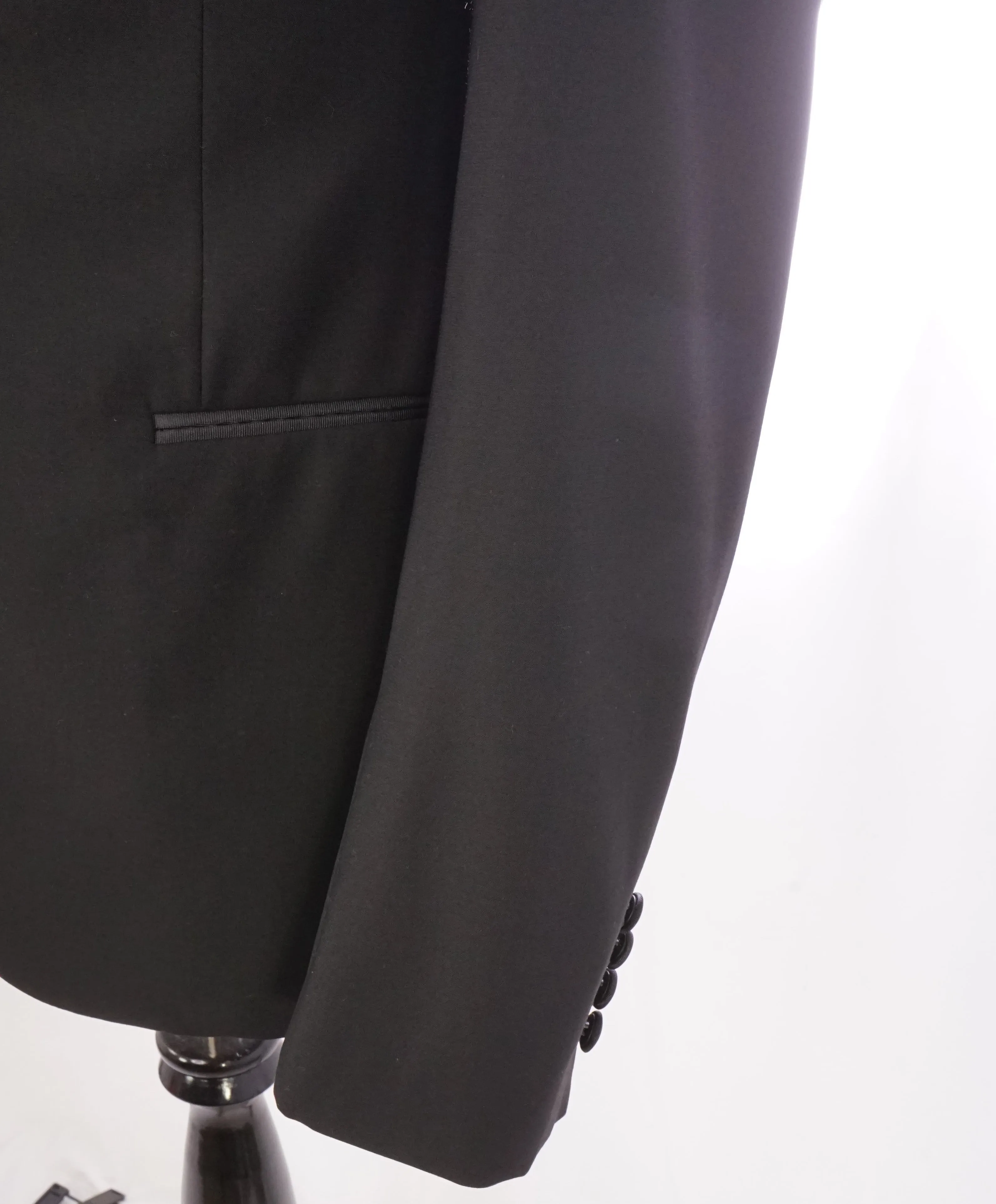 ARMANI COLLEZIONI - Black Textured Peak Lapel "M Line" Slim Suit - 38R