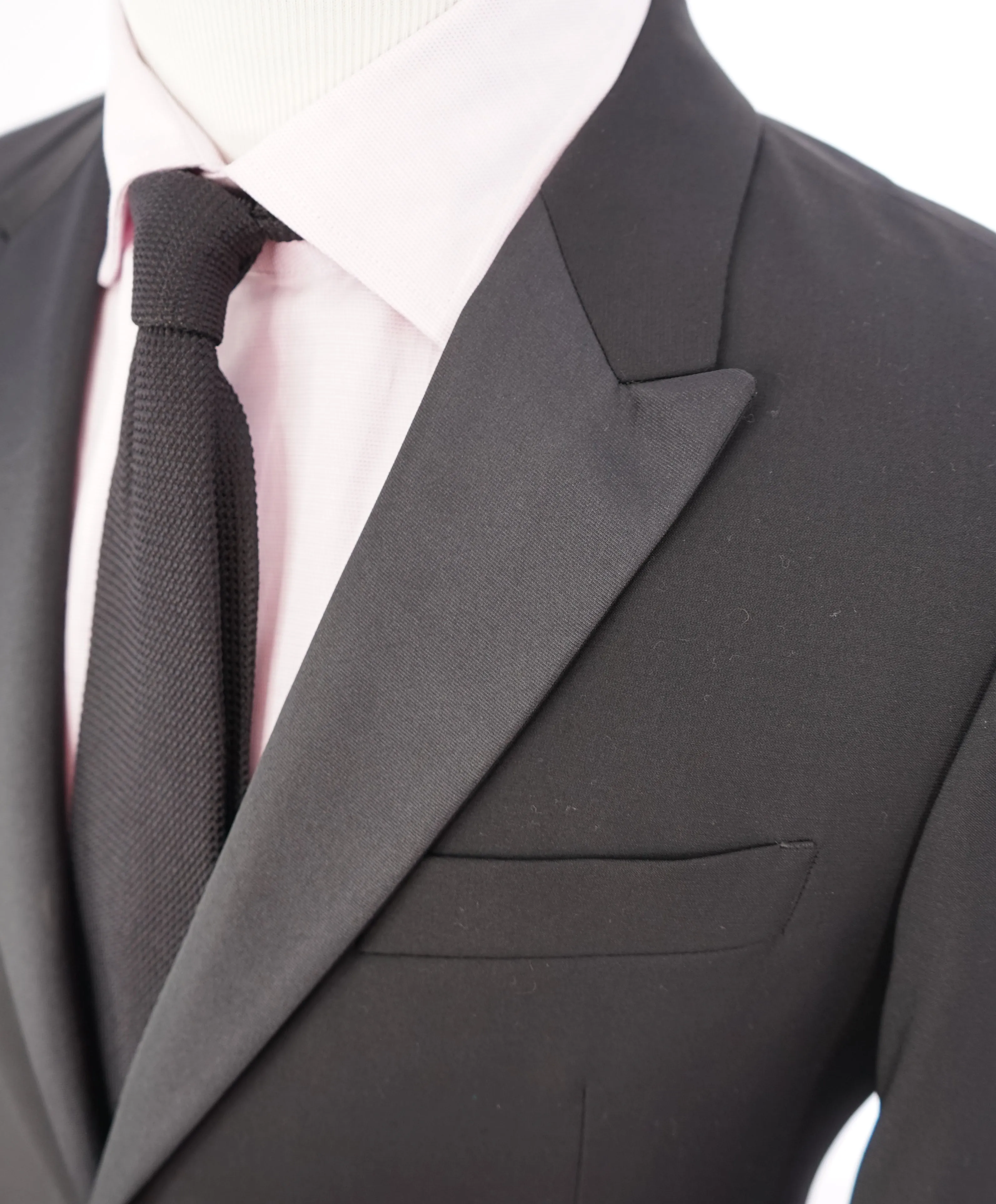 ARMANI COLLEZIONI - Black Textured Peak Lapel "M Line" Slim Suit - 38R