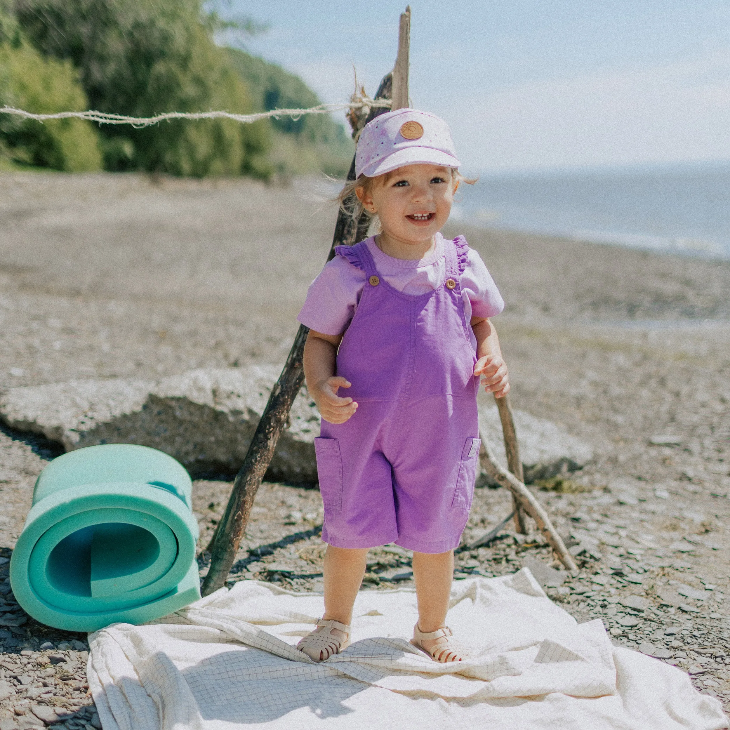 Salopette courte mauve avec bretelles à volants en coton, bébé || Short purple overall with ruffled straps in cotton, baby