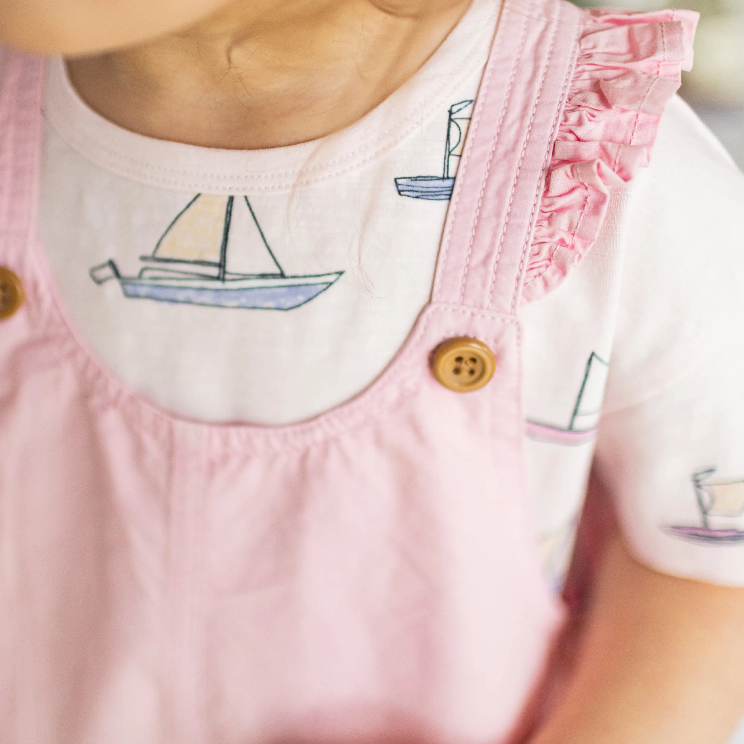 Salopette courte rose avec bretelles à volants en coton, bébé || Short pink overall with ruffled straps in cotton, baby
