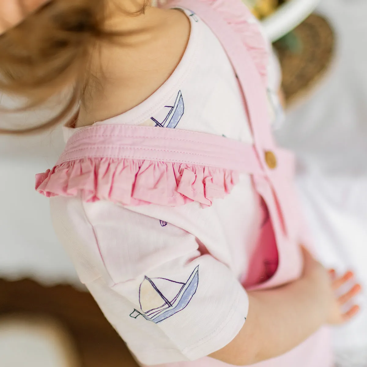 Salopette courte rose avec bretelles à volants en coton, bébé || Short pink overall with ruffled straps in cotton, baby
