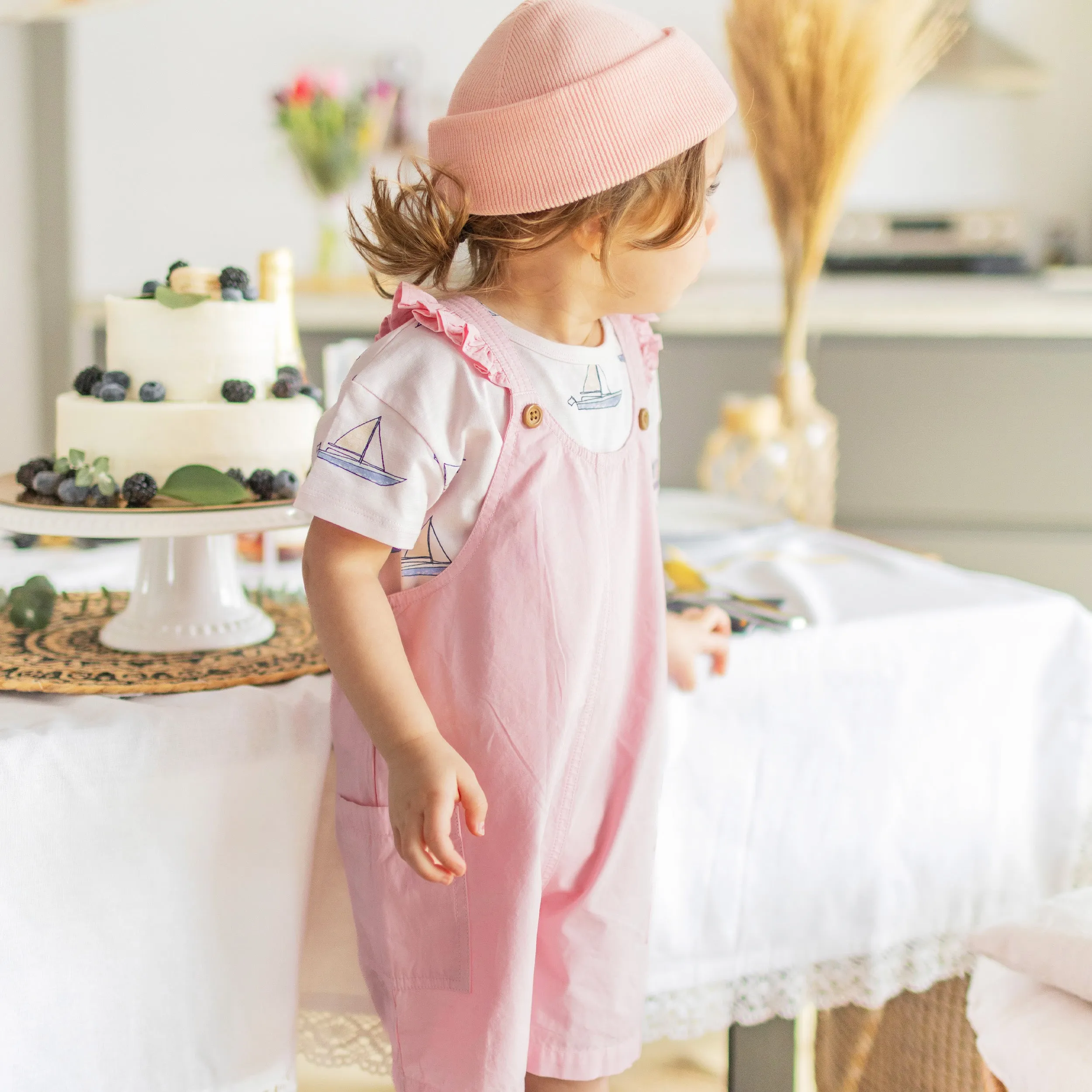 Salopette courte rose avec bretelles à volants en coton, bébé || Short pink overall with ruffled straps in cotton, baby