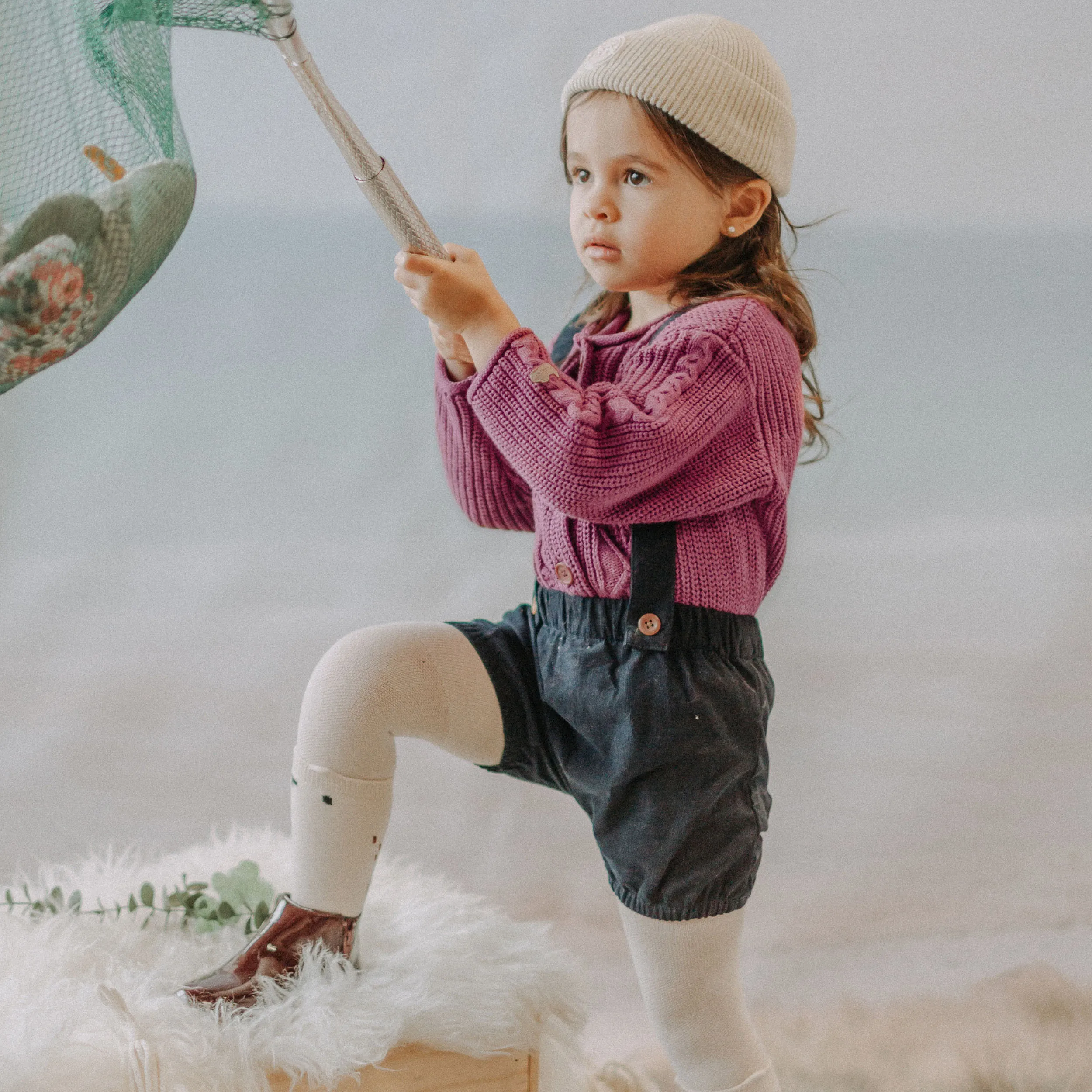 Salopette marine à culotte courte en velours côtelé, bébé || Navy overall with short pants in corduroy, baby