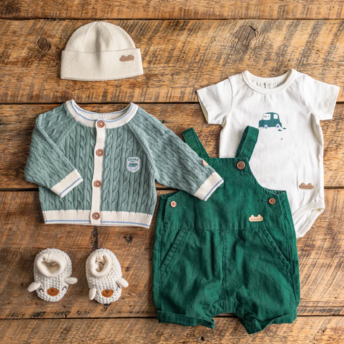 Salopette verte avec bretelles ajustables, naissance || Green overalls with adjustable straps, newborn