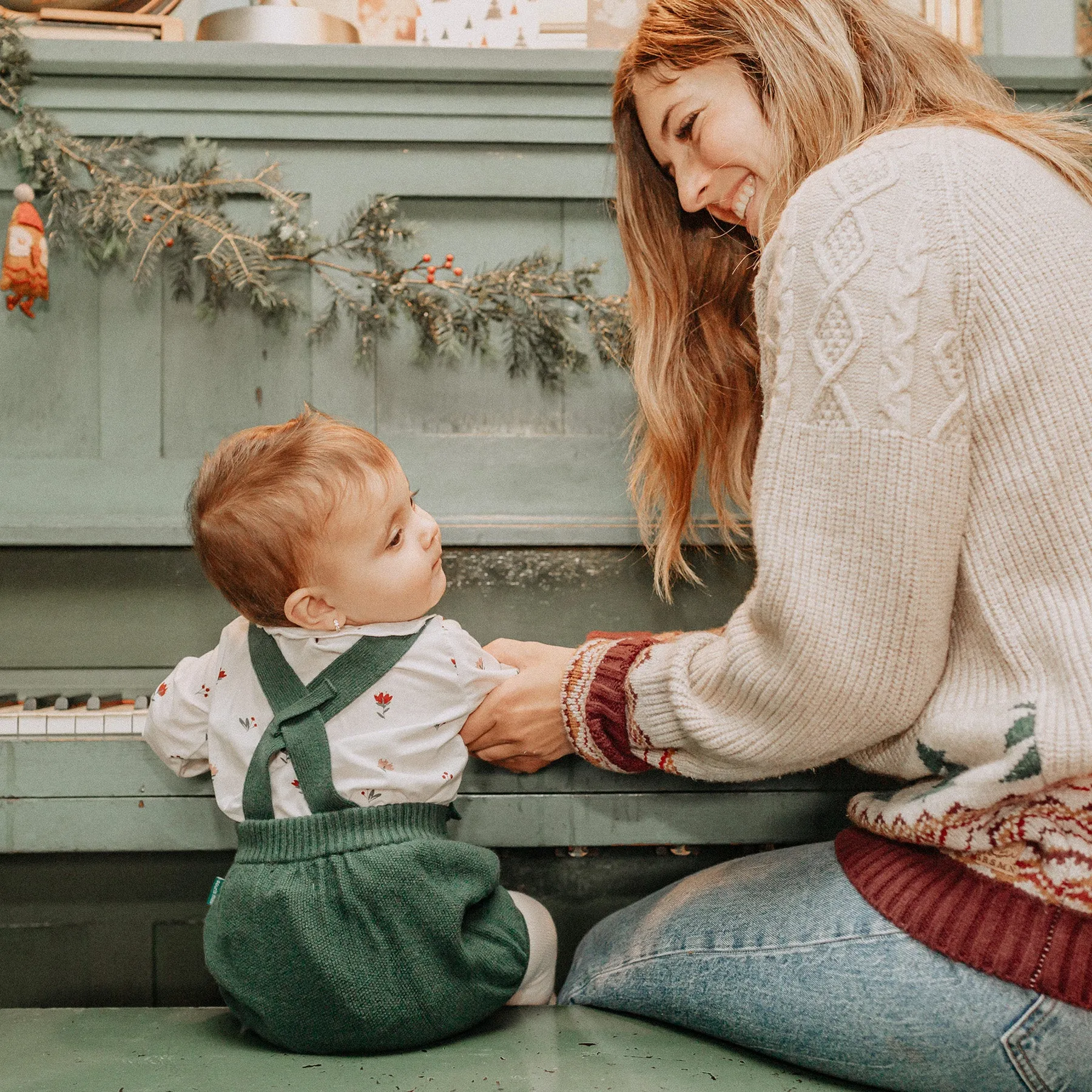 Salopette verte de maille à culotte courte, bébé || Green knitted overall with short pants, baby