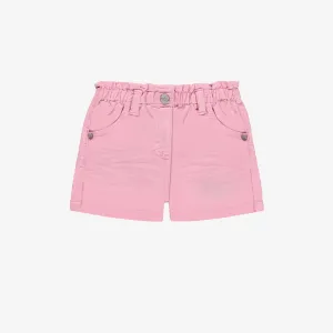 Short coupe décontractée en sergé extensible coloré rose, bébé  || Denim shorts relaxed fit in colored stretch twill candy pink, baby 