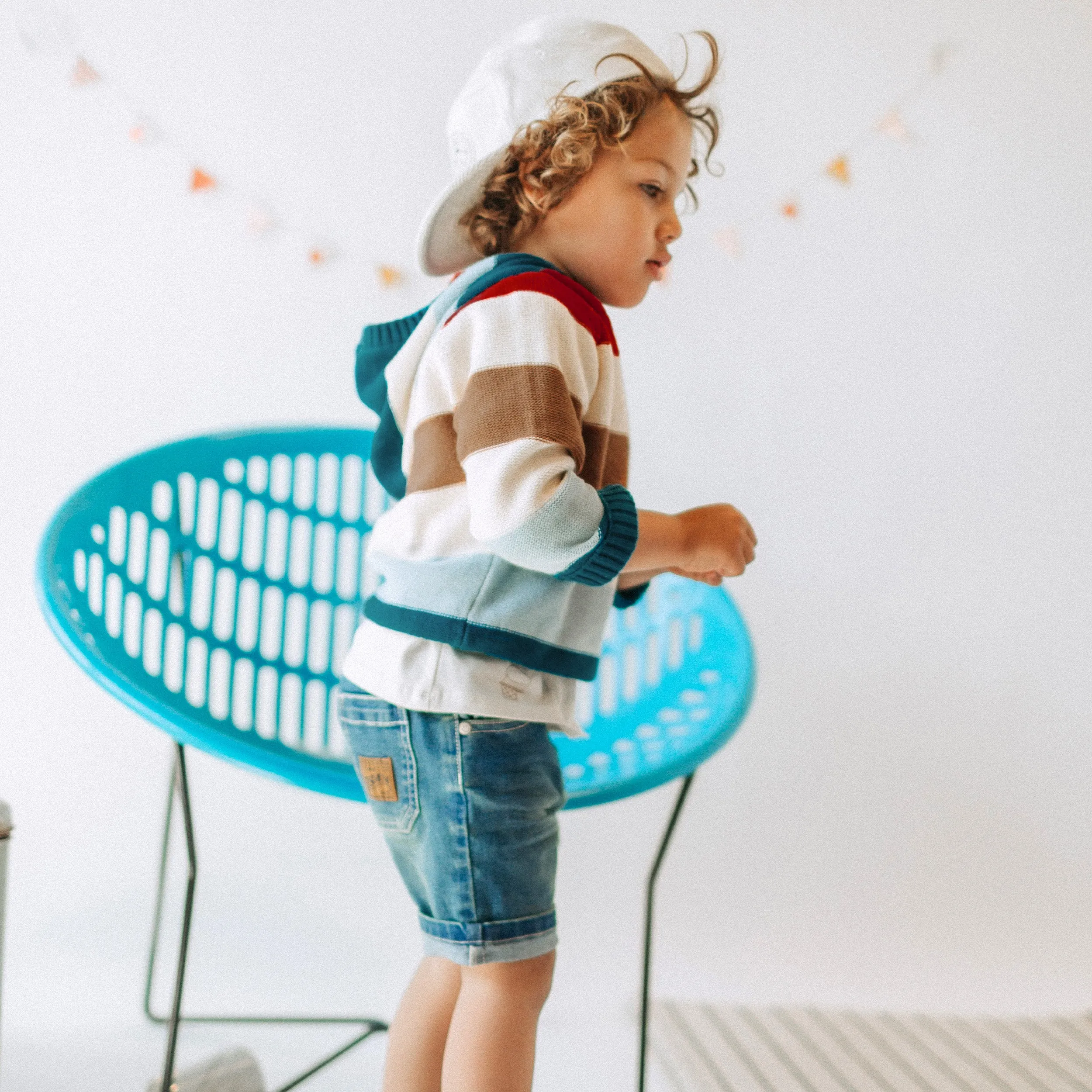 Short coupe régulière en denim extensible, bleu moyen, bébé || Relaxed fit short in stretch denim, baby