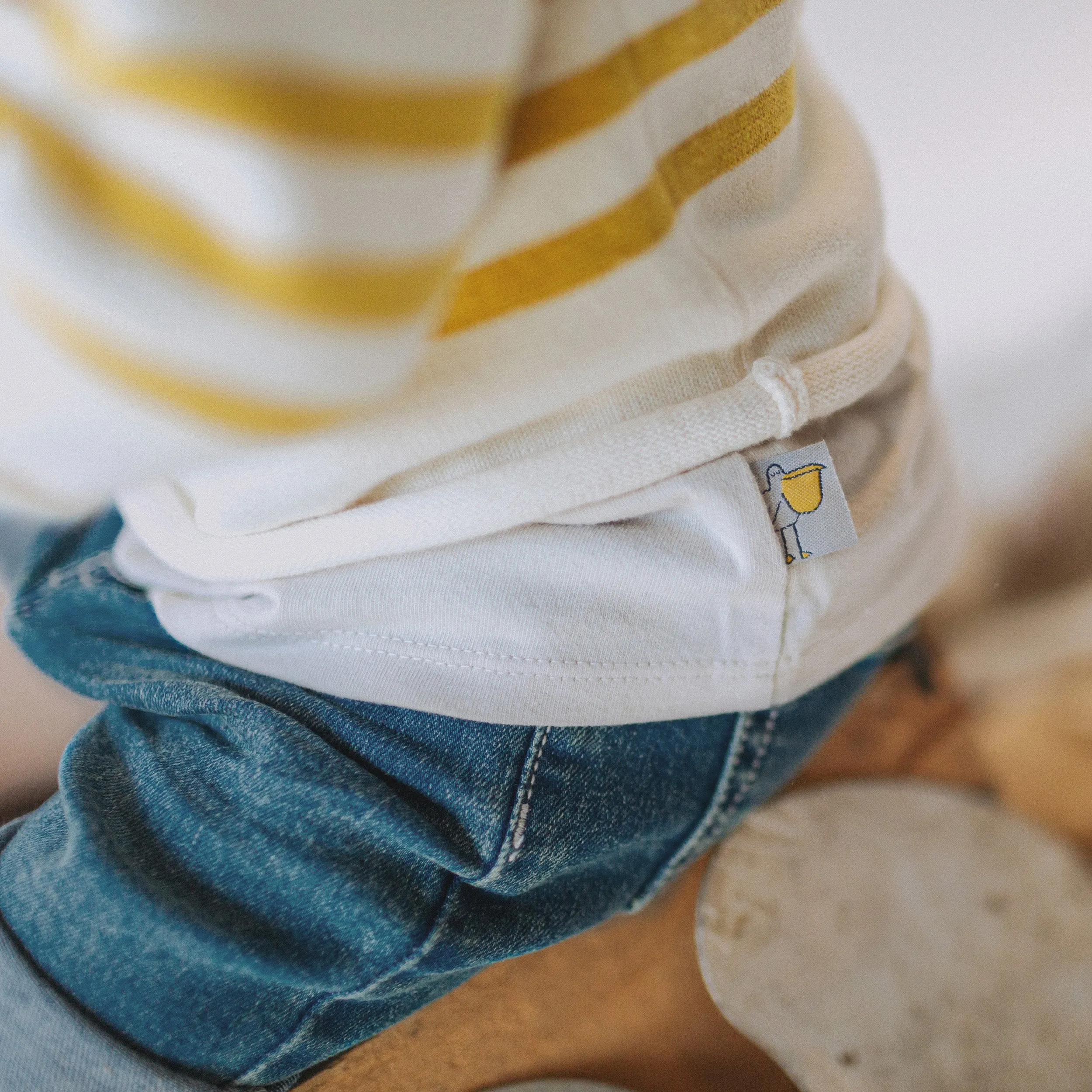 Short coupe régulière en denim extensible, bleu moyen, bébé || Relaxed fit short in stretch denim, baby
