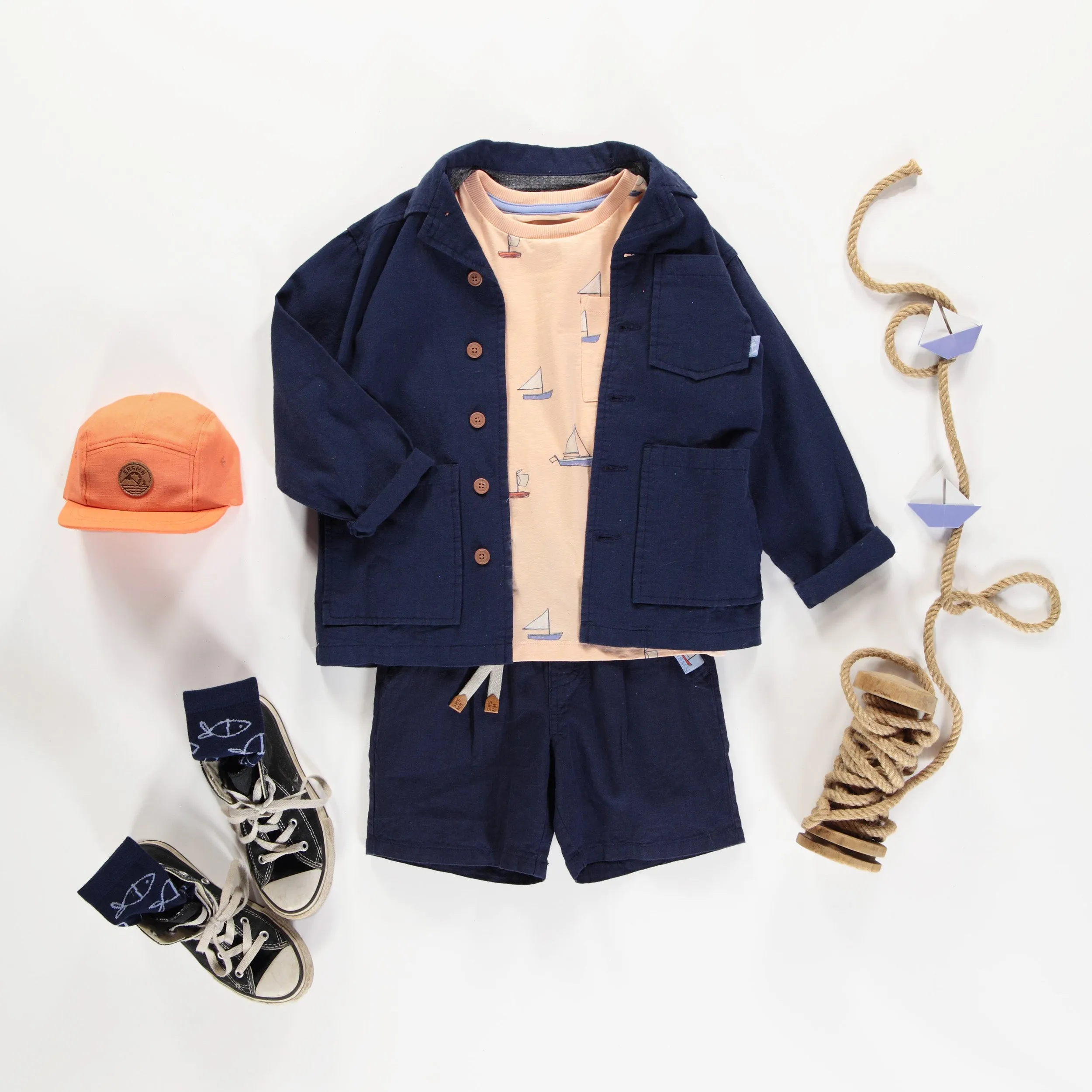 T-shirt à manches courtes pêche avec motif de voiliers, enfant || Peach short sleeves t-shirt with sailboard print, child