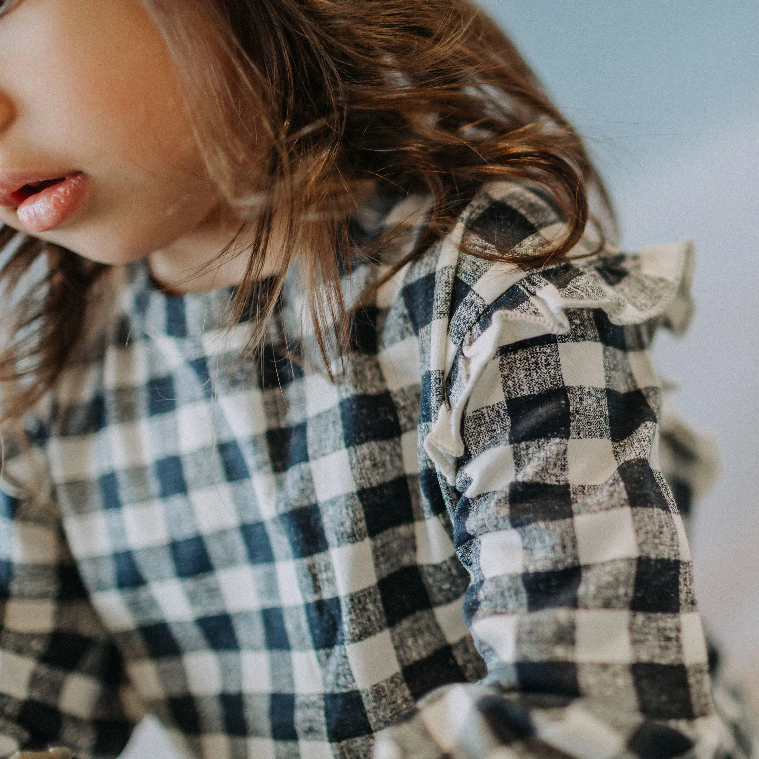 T-shirt marine et crème à carreaux avec manches longues en jersey, bébé || Plaid navy and cream t-shirt with long sleeves in jersey, baby