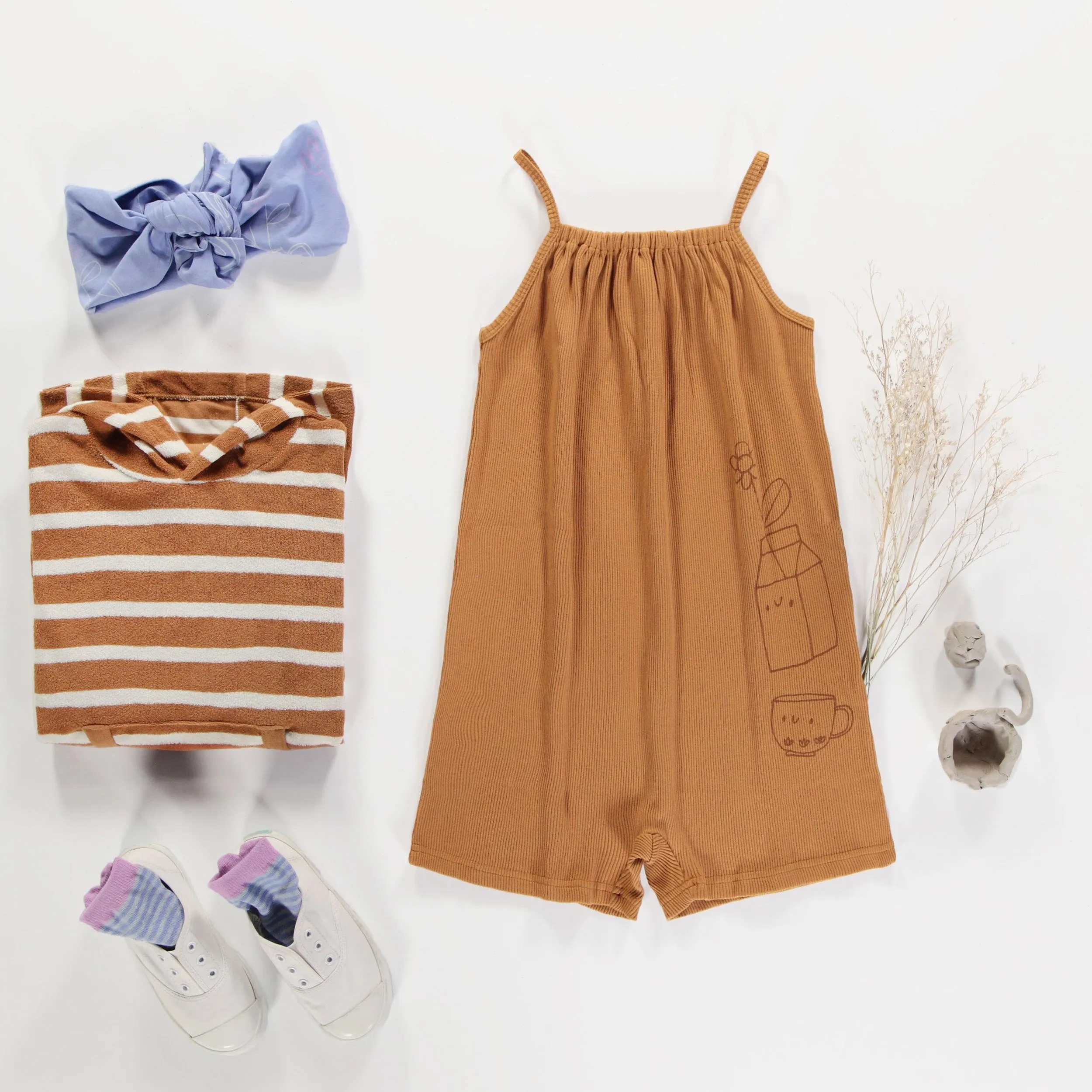 Une-pièce court caramel à bretelles minces en tricot côtelé, enfant || Caramal short one-piece with thin straps in rib, child