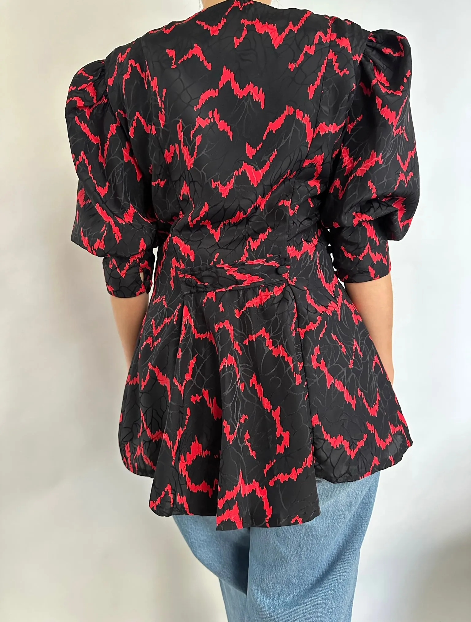 VINTAGE BLACK AND RED PRINTED JACQUARD BUTTON BLOUSE - SIZE M